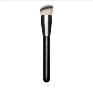 MAC 170 Synthetic Rounded Slant Brush